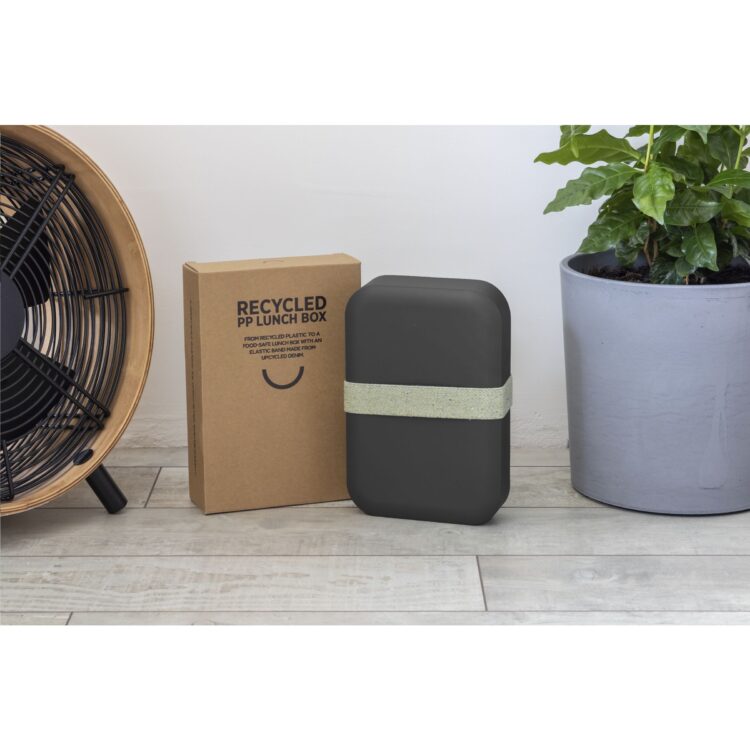 Lõunasöögikarp taaskasutatud plastist ja teksadest