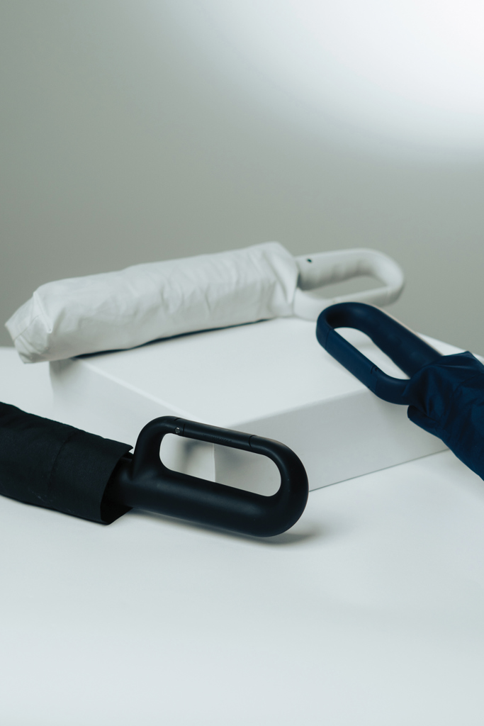 Yara 21" AWARE™ RPET solid colour umbrella with carabiner - Pilt 10