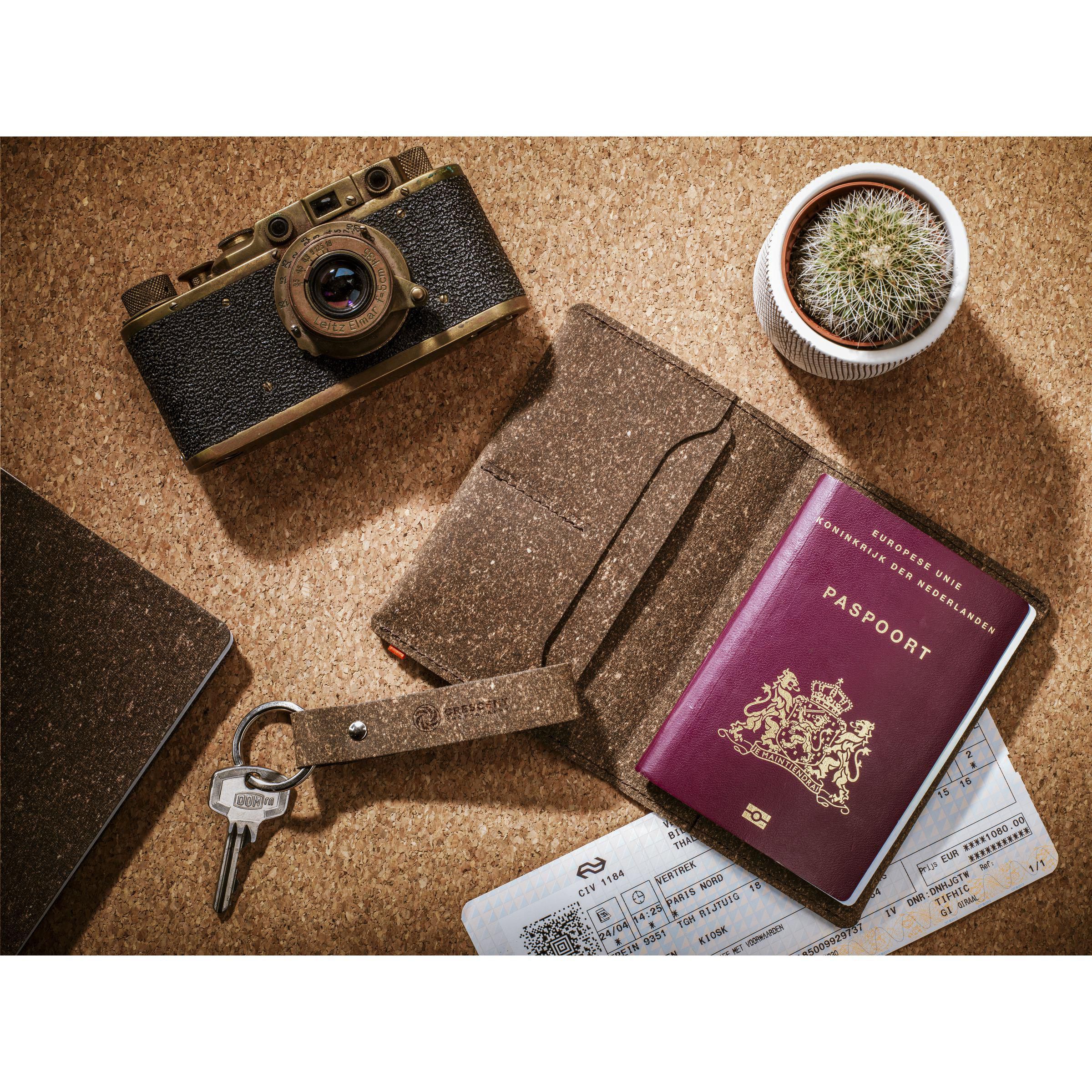 Recycled Leather Passport Holder - Pilt 6